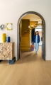 Panel winylowy Quick-Step Bloom AVMPU40098 — Dąb miodowy - aranzacja producenta 2