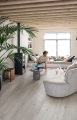 Panel winylowy Quick-Step Bloom AVMPU40201 — Dąb bawełniany zimno-szary - aranzacja producenta 1