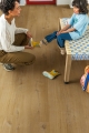 Panel winylowy Quick-Step Bloom AVMPU40203 — Dąb bawełniany głęboka natura - aranzacja producenta 1