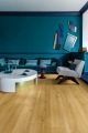 Panel winylowy Quick-Step Bloom AVMPU40238 — Dąb wędzony botaniczny - aranzacja producenta 1