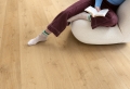 Panel winylowy Quick-Step Bloom AVMPU40316 — Elegancki dąb naturalny - aranzacja producenta 1