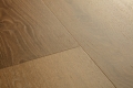 Panel winylowy Quick-Step Bloom AVMPU40317 — Elegancki dąb przydymiony - detal struktury producenta 2