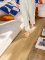 Panel winylowy Quick-Step Bloom AVMPU40318 — Dąb szczotkowany miodowy - aranzacja producenta 1
