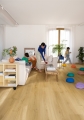 Panel winylowy Quick-Step Bloom AVMPU40318 — Dąb szczotkowany miodowy - aranzacja producenta 2