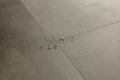 Panel winylowy Quick-Step Illume AVMTU40273 — Beton cloudy - detal struktury producenta 2