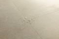 Panel winylowy Quick-Step Illume AVMTU40274 — Beton sandstone - detal struktury producenta 2