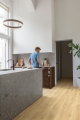 Panel winylowy Quick-Step Blos AVSPU40018 — Dąb dryfujący beżowy - aranzacja producenta 1