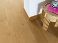 Panel winylowy Quick-Step Blos AVSPU40320 — Dąb coast miodowy - aranzacja producenta 1