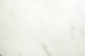 Panel winylowy Quick-Step Oro AVSTU40136 — Marmur Carrara biel - detal struktury producenta 2