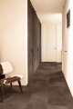 Panel winylowy Quick-Step Oro AVSTU40233 — Skała cynamonowa - aranzacja producenta 1